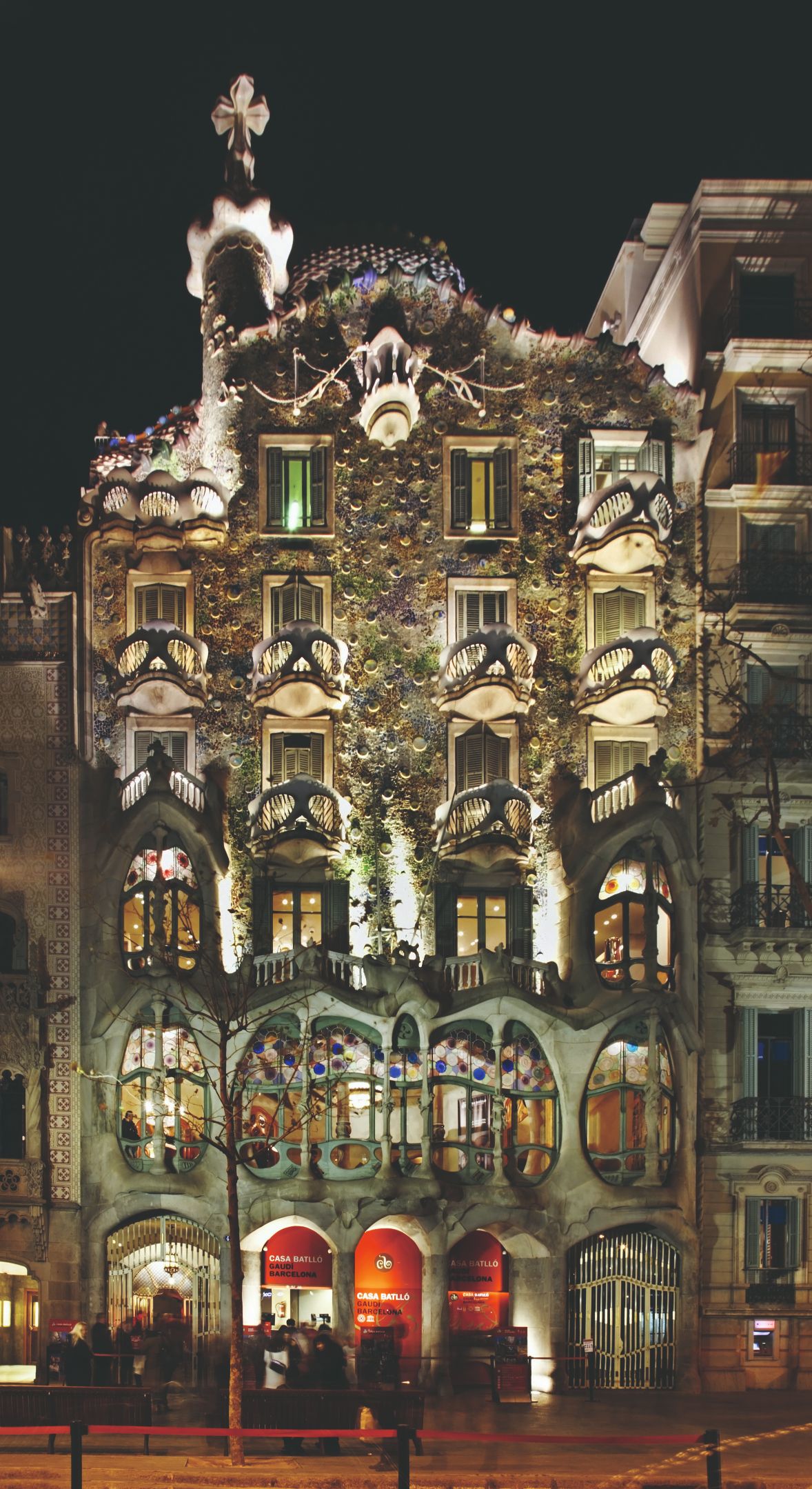 Die Fassade des Casa Batlló, das die Botschaft von Sant Jordi, dem Schutzheiligen von Katalonien, überliefert.