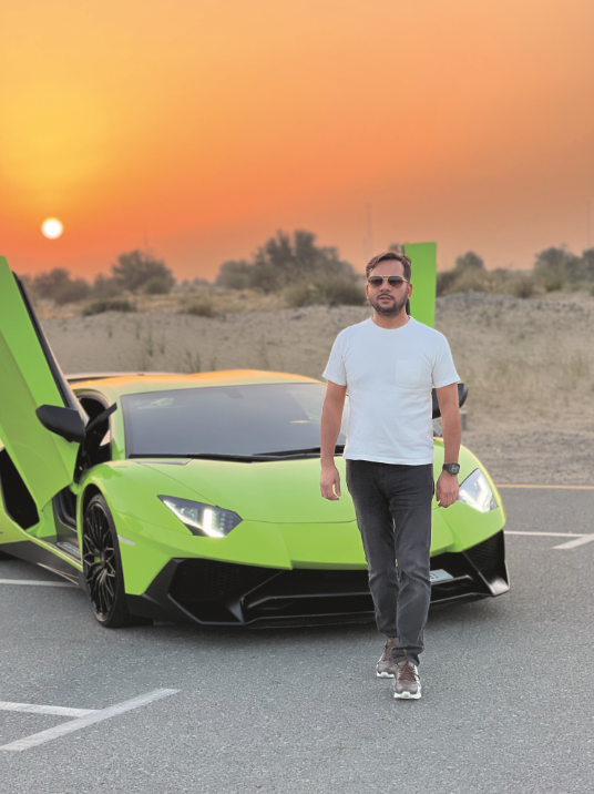 Mohsin Sanam mit seinem Lamborghini.
