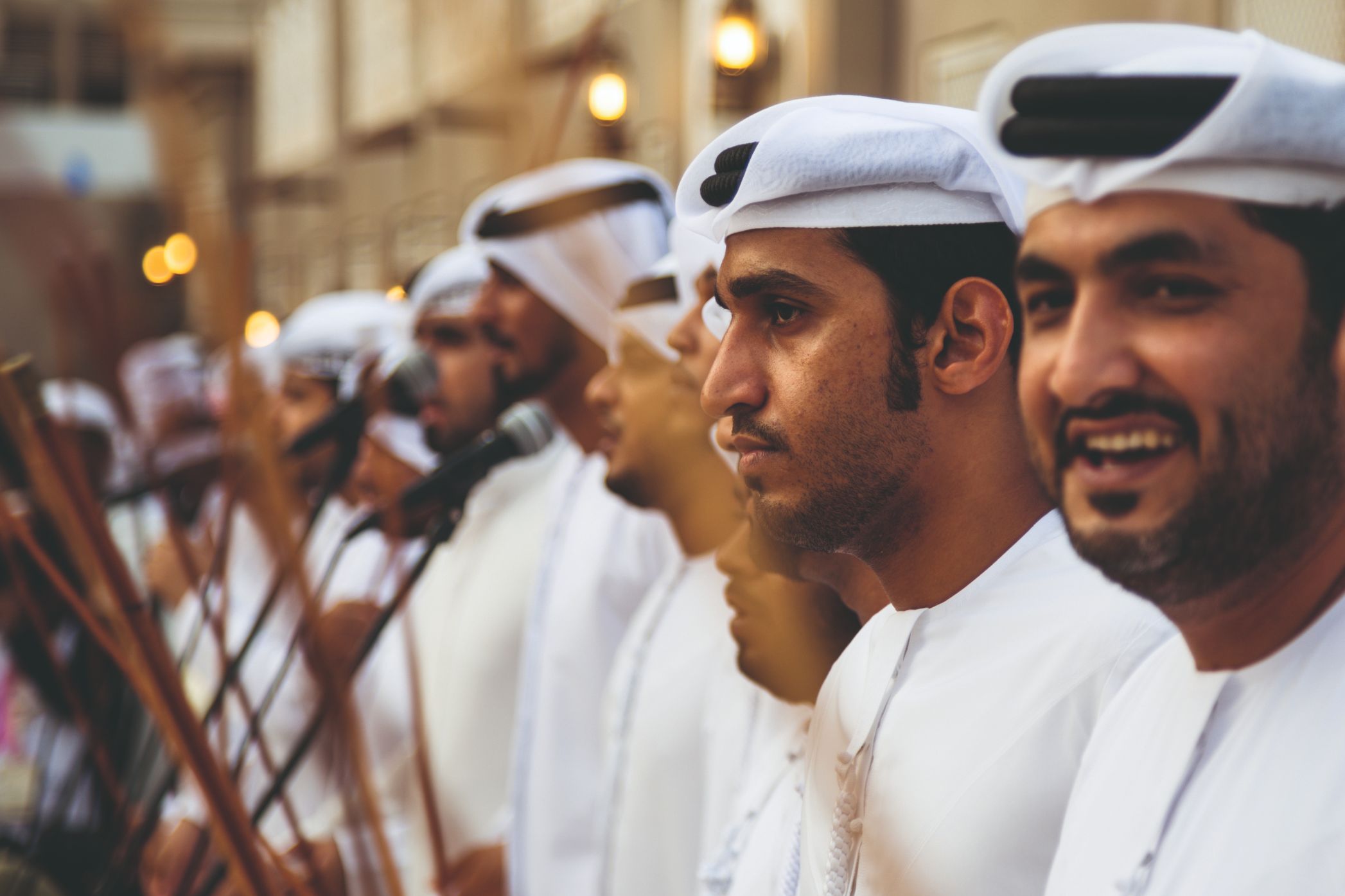 Hombres árabes locales con su traje tradicional llamado Kandura.