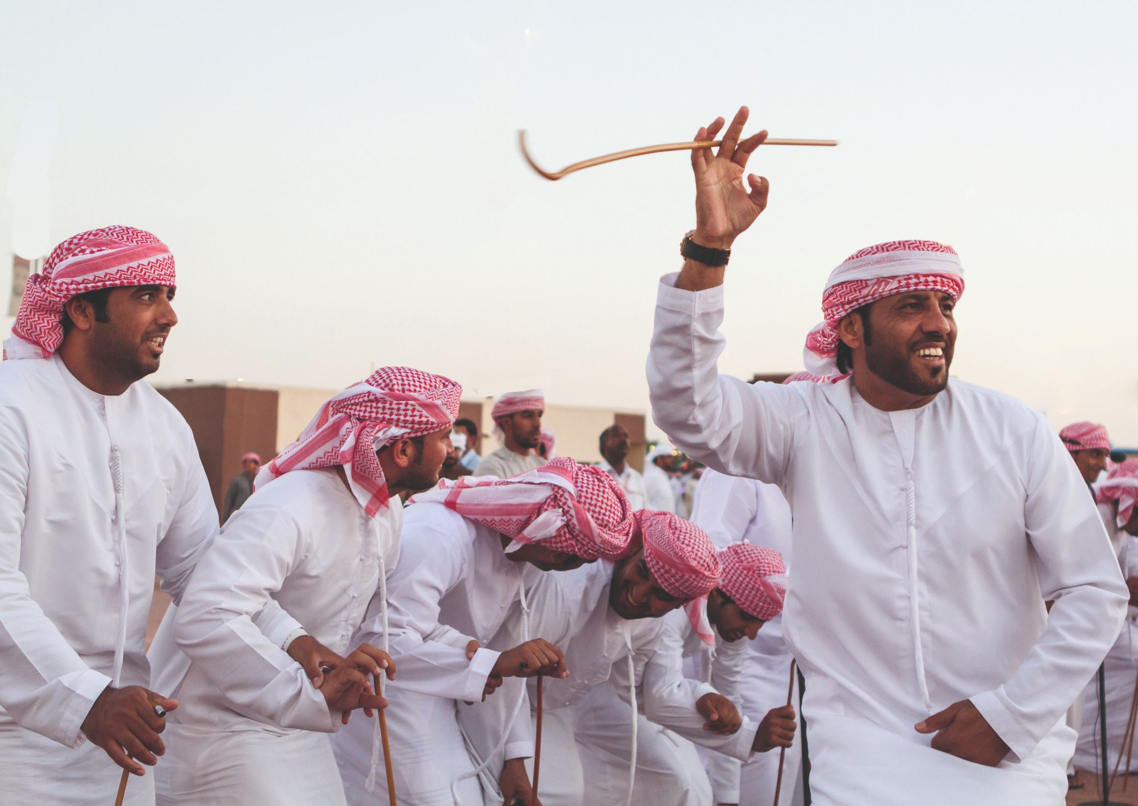 Lokaler arabischer Tanz während der Feierlichkeiten zum Nationalfeiertag (Gründung der VAE)